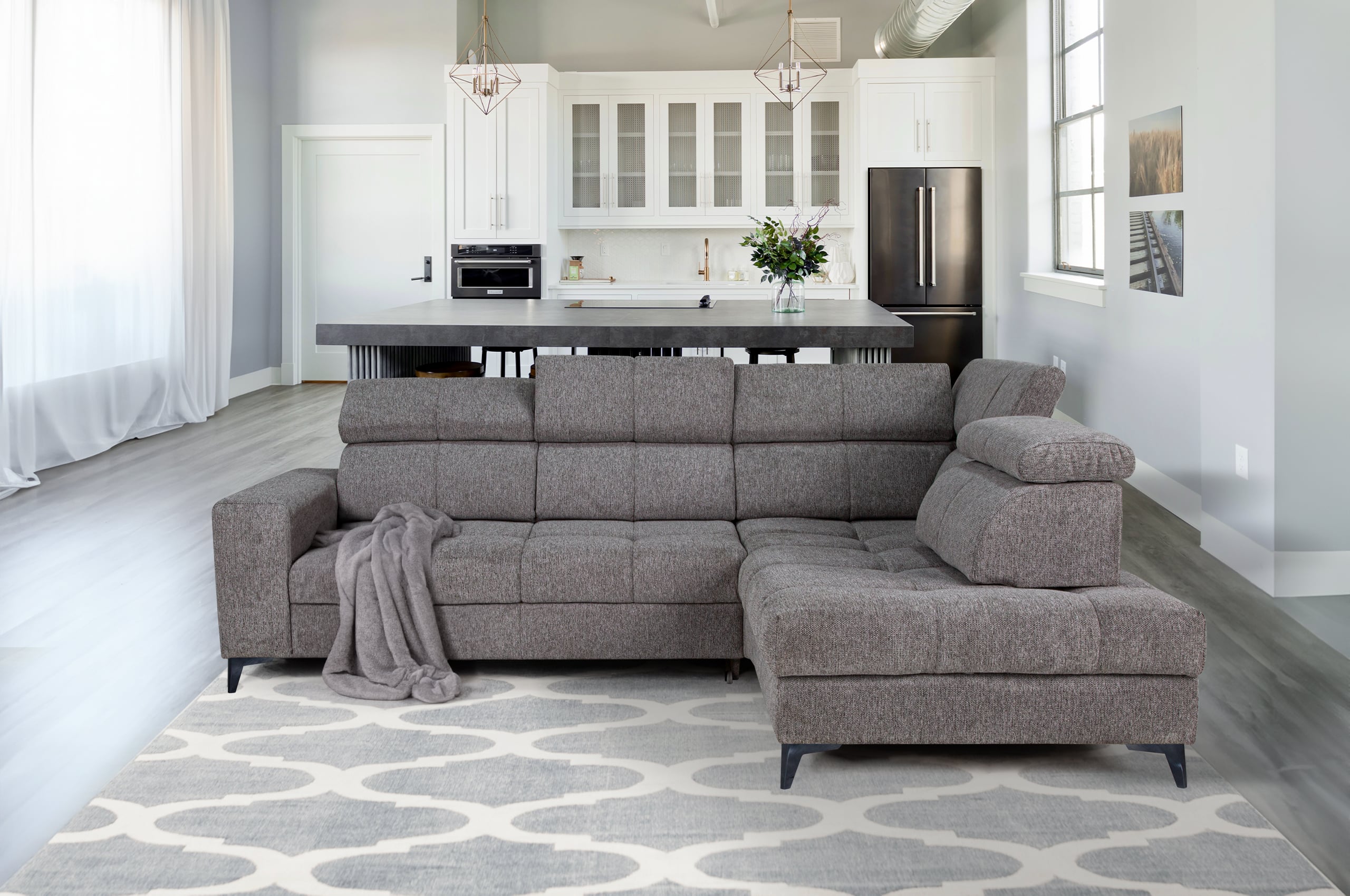 Canapé d’angle gauche ou droit convertible SAHARA avec coffre rangement et têtière réglable en tissu taupe