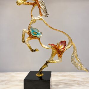 Sculpture décorative Cheval doré champion avec fleurs